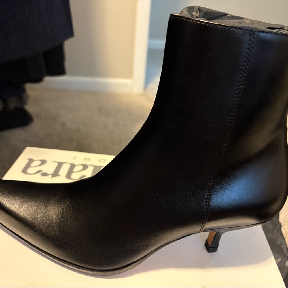 Sports Max Viale Boots. Size 37 US Size 7. 100% Leather. New In Box. MSRP $945 - Picture 5 of 10